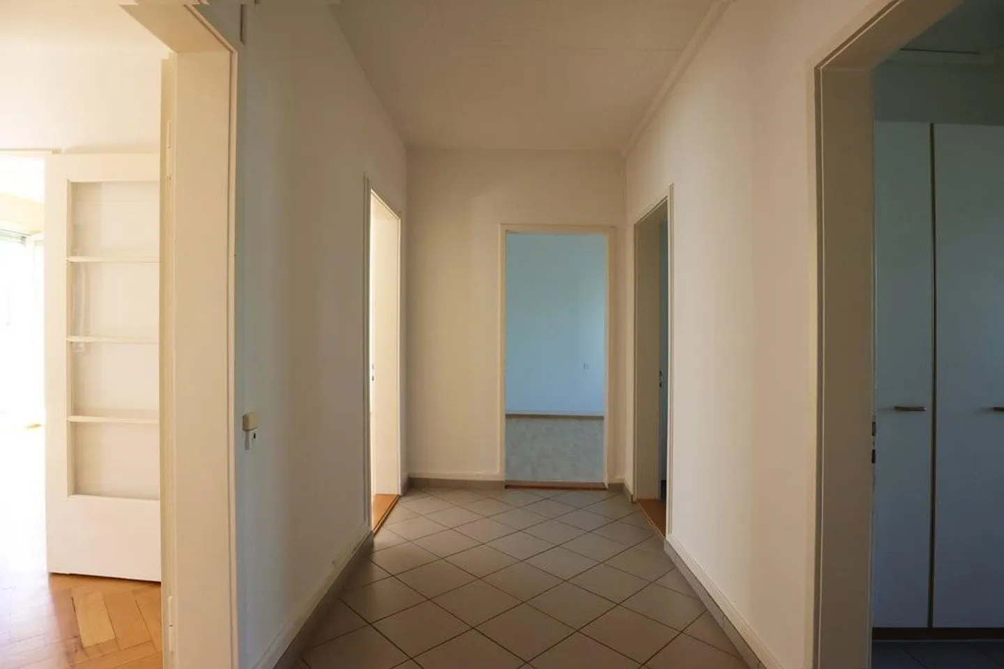 Appartamento affascinante in un vecchio edificio a Gundeli con 2 balconi - Foto 2 di 10