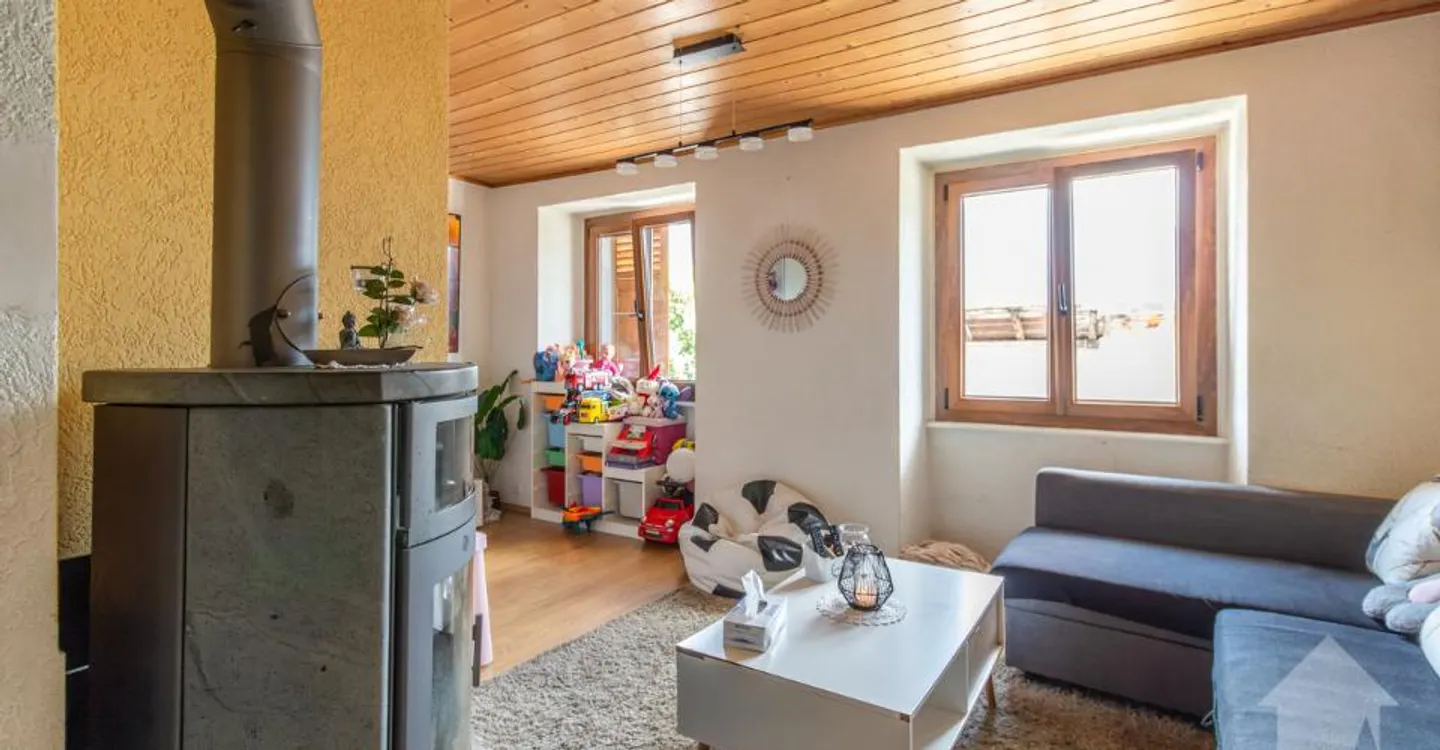 House in village style with 3.5-room duplex of 90 m2 and commercial space - Photo 2 of 11