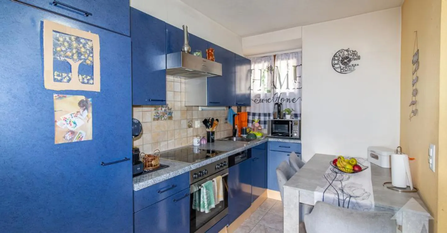 House in village style with 3.5-room duplex of 90 m2 and commercial space - Photo 3 of 11