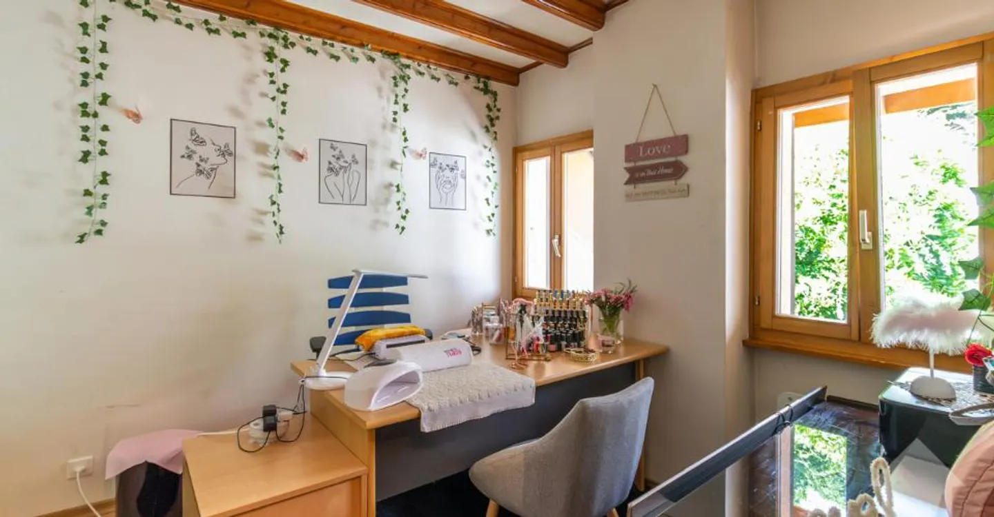 House in village style with 3.5-room duplex of 90 m2 and commercial space - Photo 4 of 11