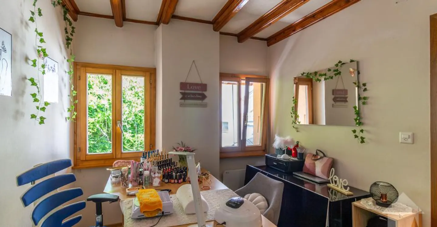House in village style with 3.5-room duplex of 90 m2 and commercial space - Photo 5 of 11