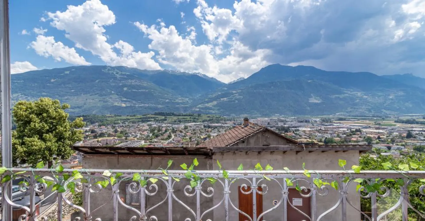 House in village style with 3.5-room duplex of 90 m2 and commercial space - Photo 6 of 11
