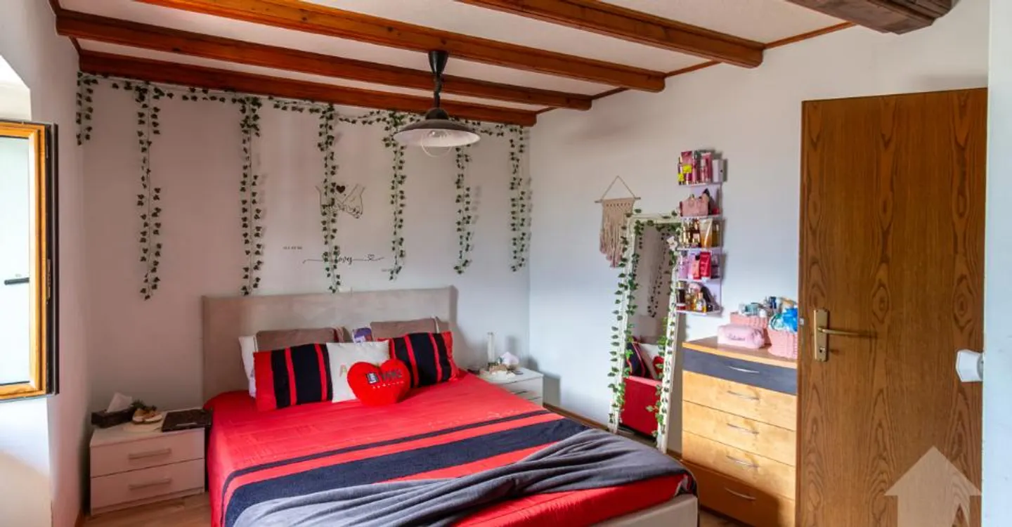 House in village style with 3.5-room duplex of 90 m2 and commercial space - Photo 8 of 11