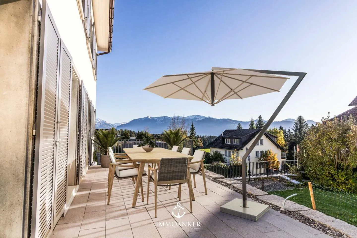 Appartement de rêve sur la pente sud avec une vue imprenable sur les montagnes et la terrasse - Photo 2 sur 12