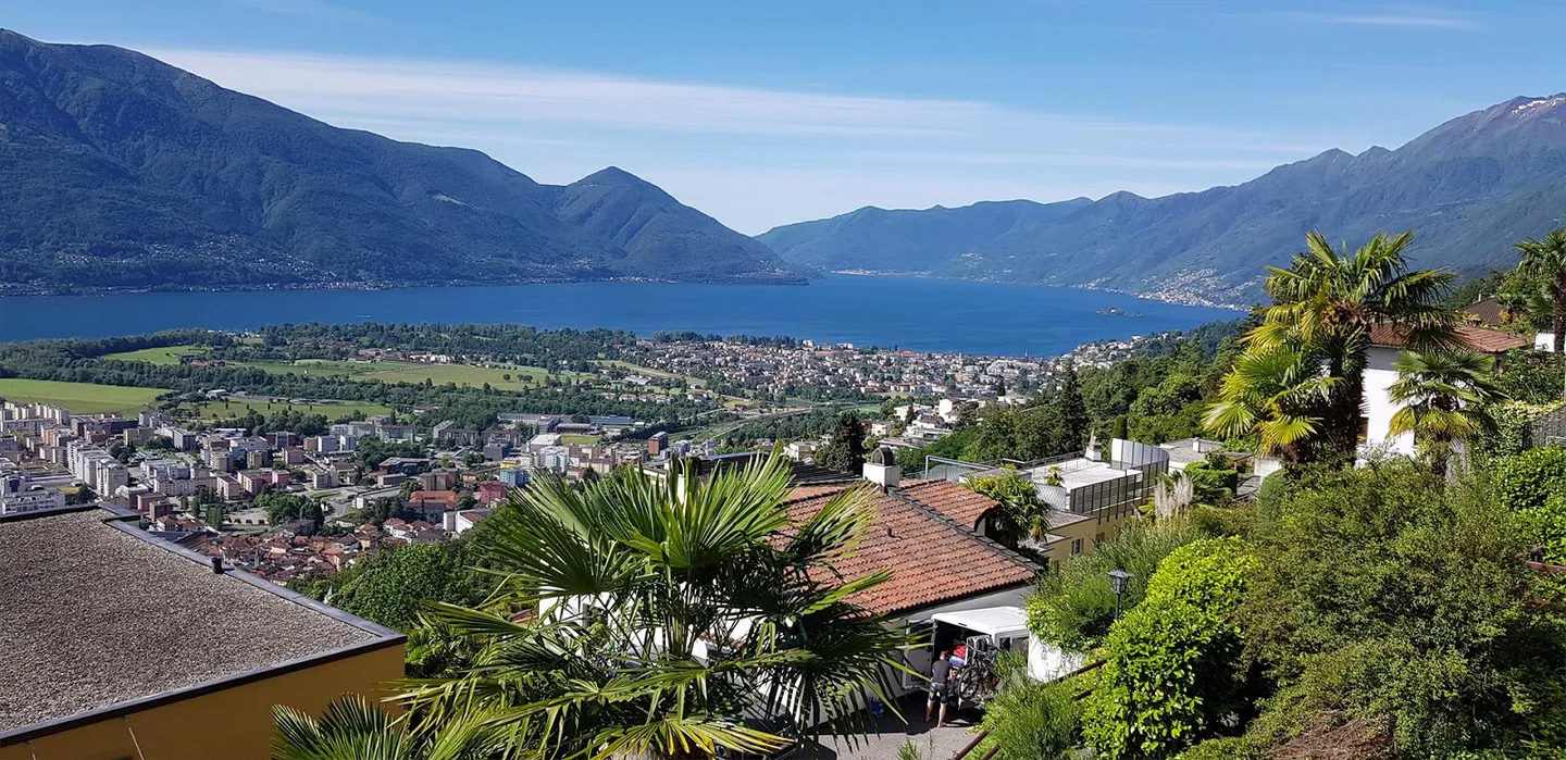 Grosszügige 2.5-Zi-Wo mit traumhafter Aussicht auf den Lago Maggiore - Foto 1 von 23