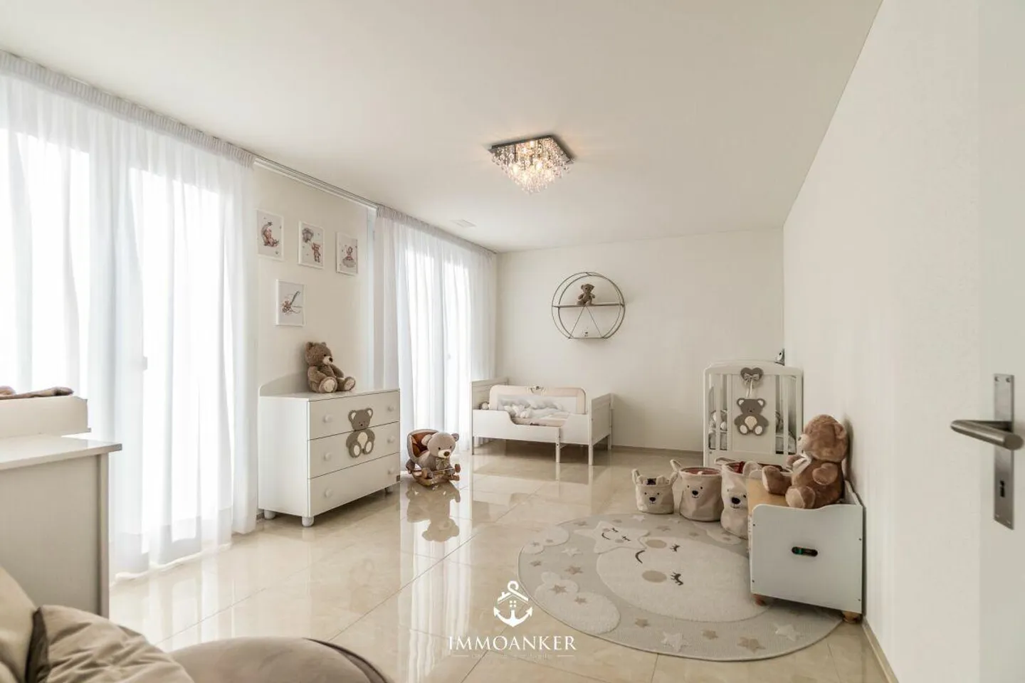 Appartement de rêve sur la pente sud avec une vue imprenable sur les montagnes et la terrasse - Photo 8 sur 12