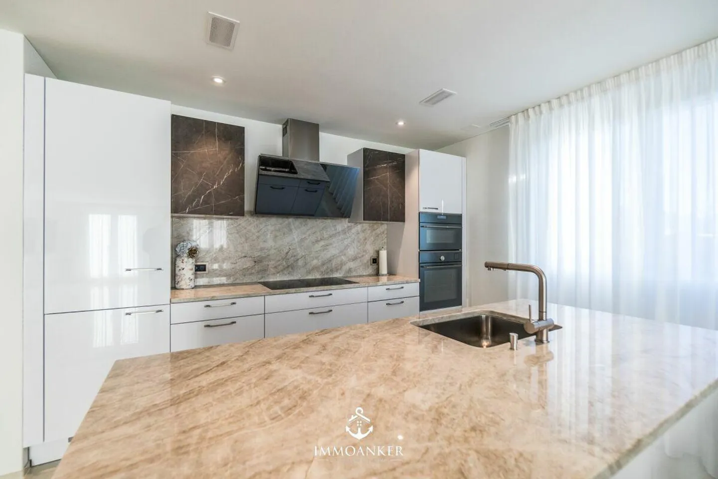 Appartement de rêve sur la pente sud avec une vue imprenable sur les montagnes et la terrasse - Photo 4 sur 12