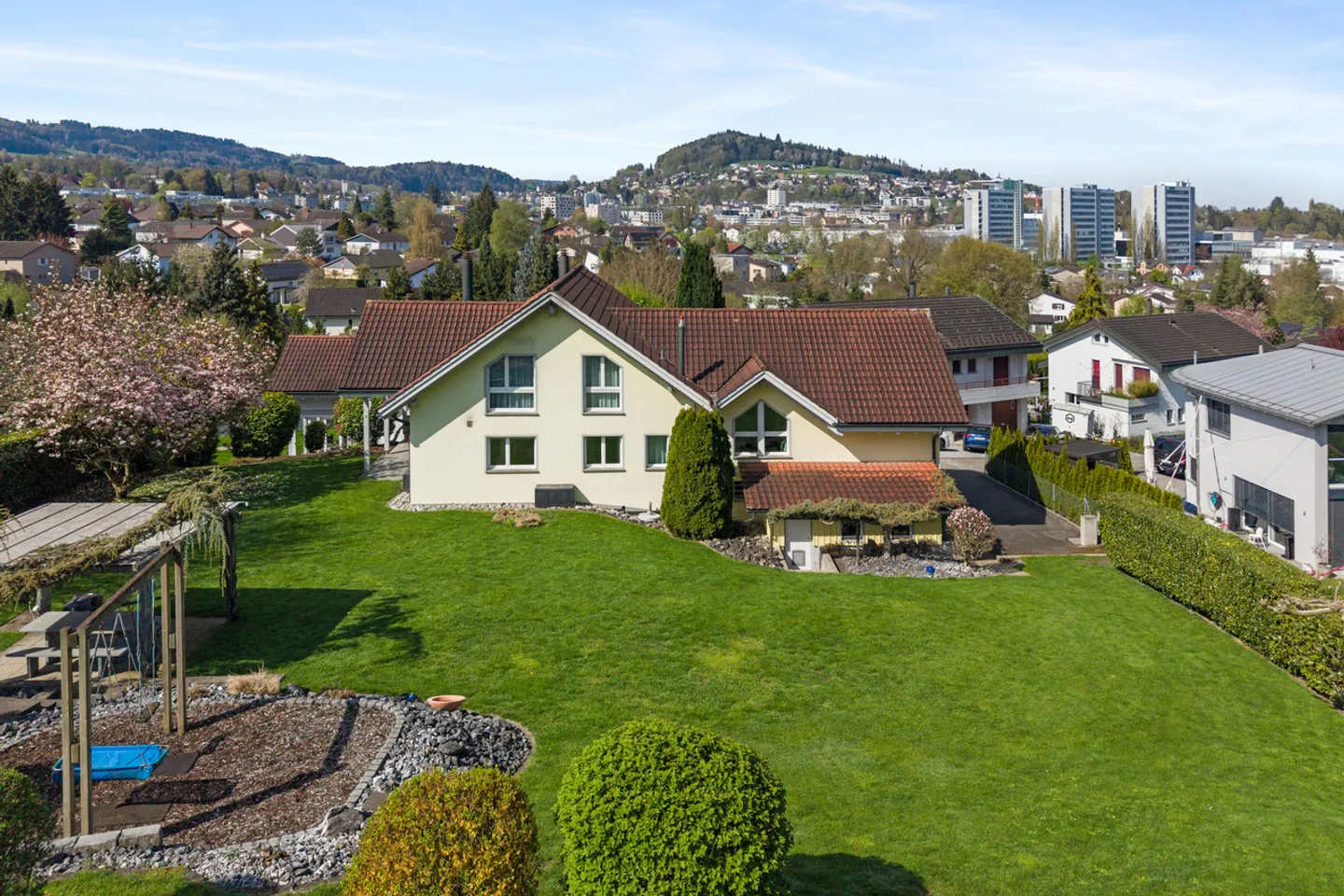 Ampia casa familiare con giardino - Foto 1 di 8