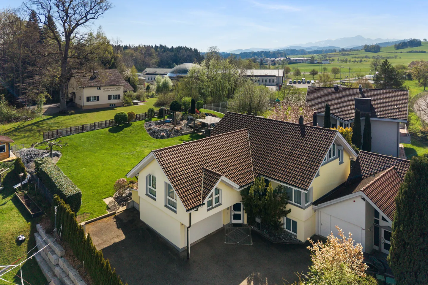 Ampia casa familiare con giardino - Foto 2 di 8