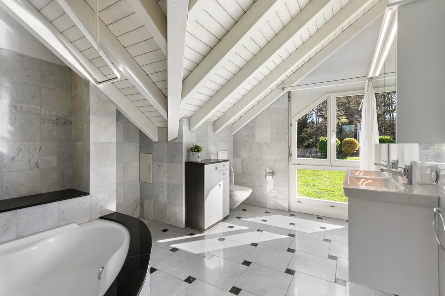 Ampia casa familiare con giardino - Foto 6 di 8