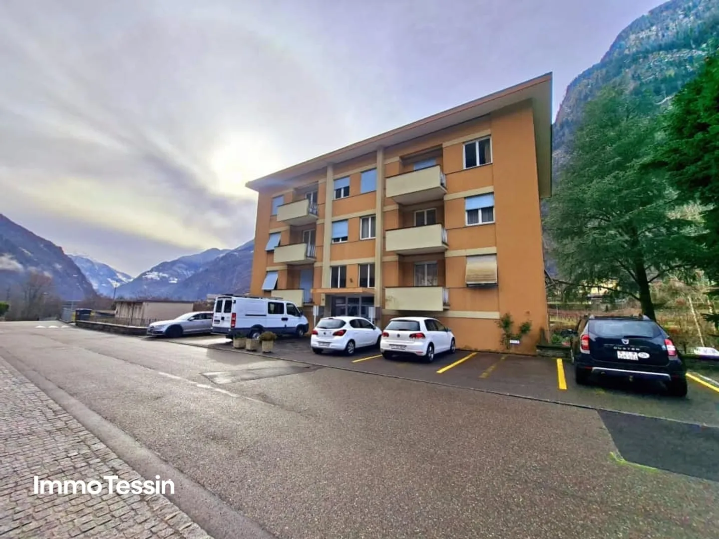 Rarity: Complete Floor with 2 Apartments and 8 Rooms in a Strategically Excellent Location Near the River at a Top Price - Photo 3 of 13