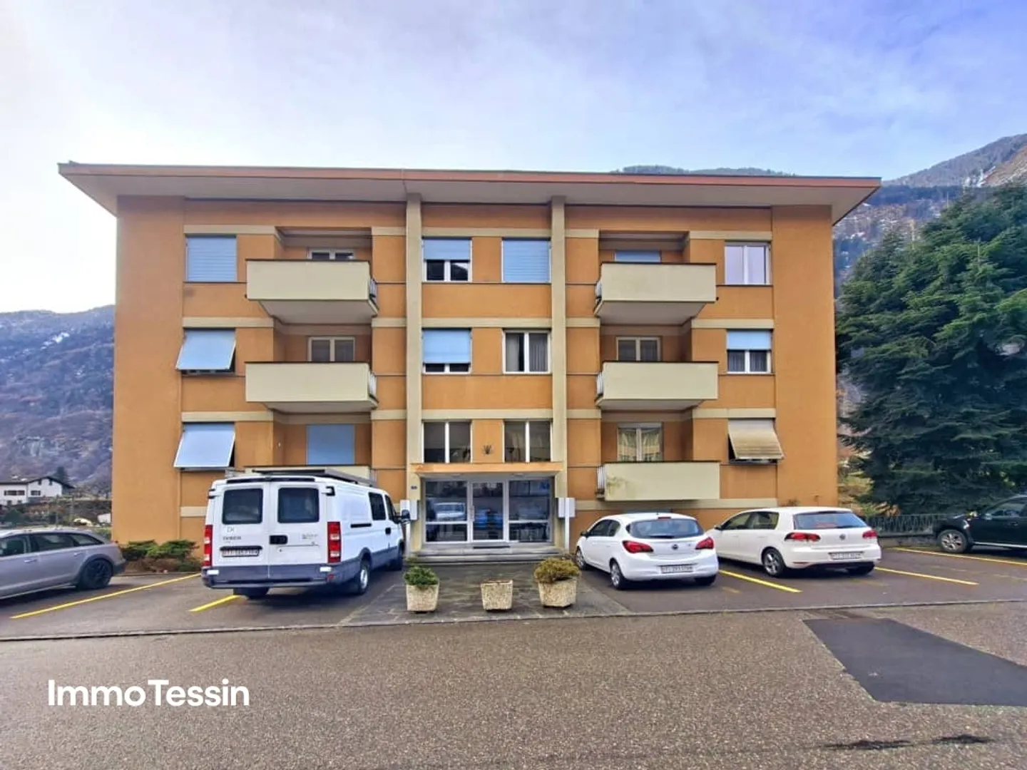 Rarity: Complete Floor with 2 Apartments and 8 Rooms in a Strategically Excellent Location Near the River at a Top Price - Photo 4 of 13