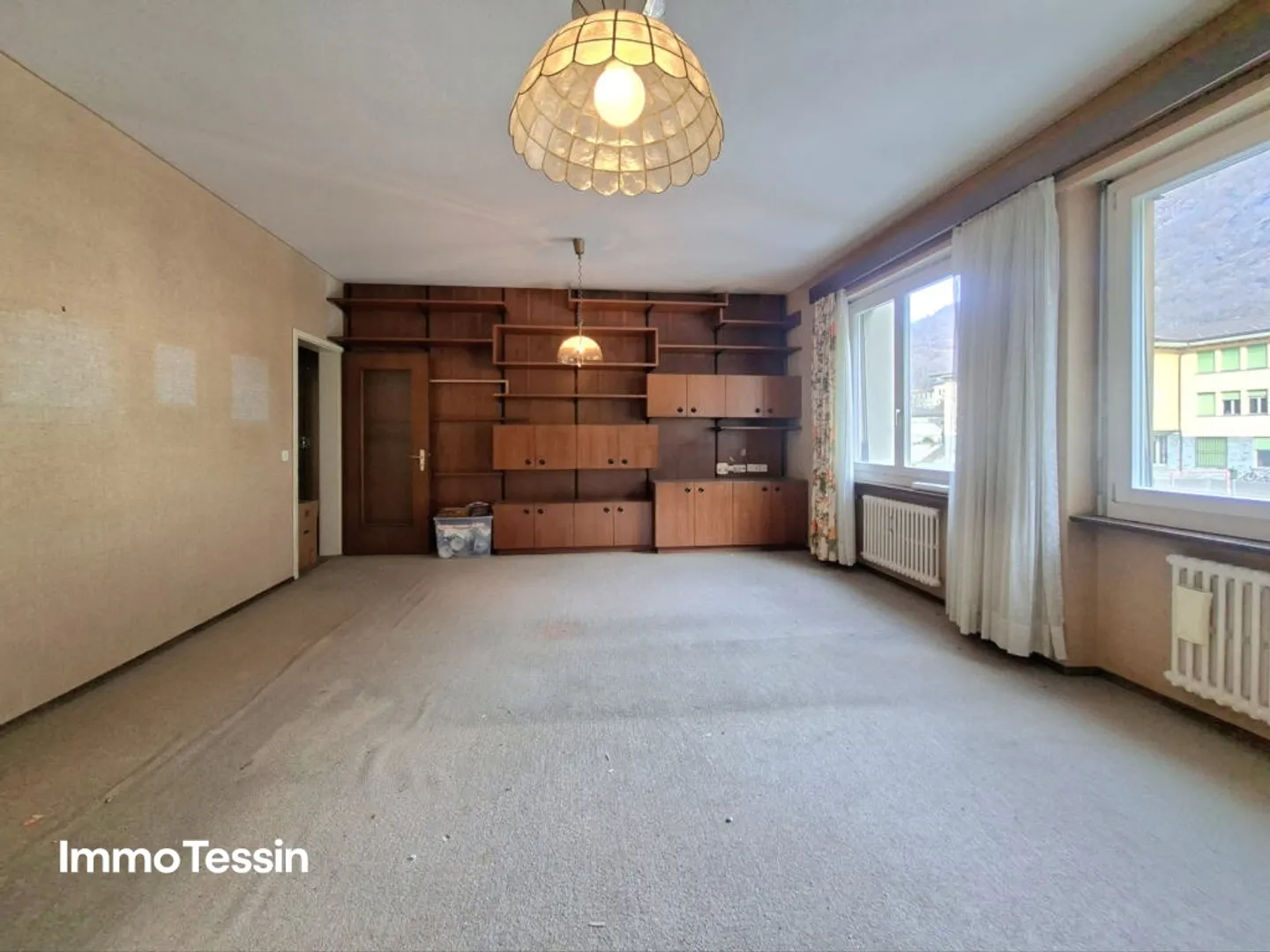 Rarity: Complete Floor with 2 Apartments and 8 Rooms in a Strategically Excellent Location Near the River at a Top Price - Photo 8 of 13
