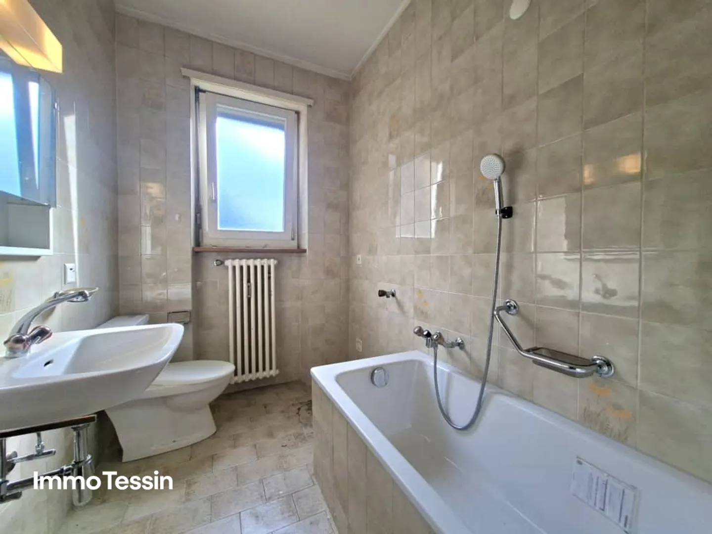 Rarity: Complete Floor with 2 Apartments and 8 Rooms in a Strategically Excellent Location Near the River at a Top Price - Photo 13 of 13