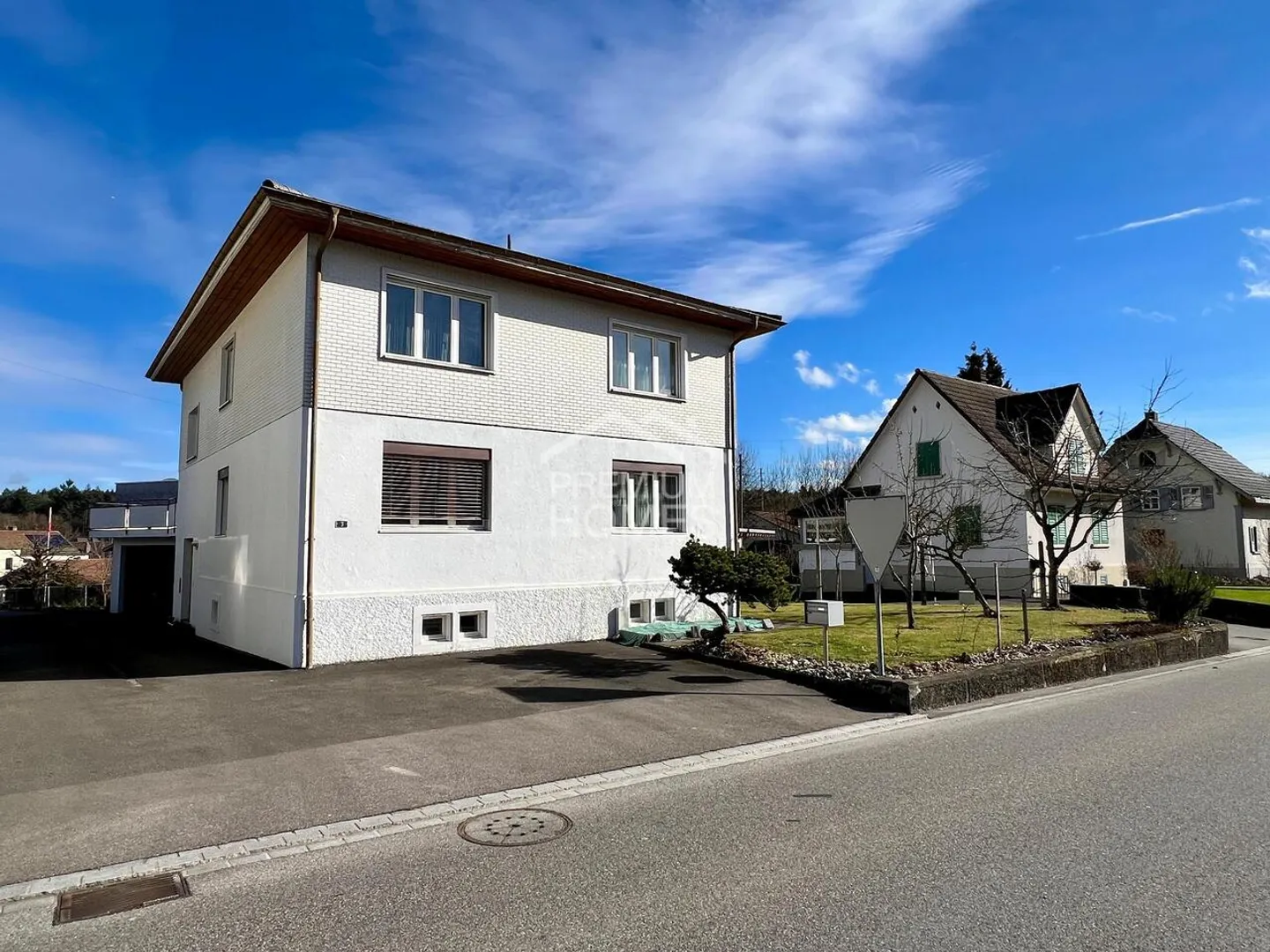 Grosszügiges Einfamilienhaus mit Terrasse - Foto 2 von 13