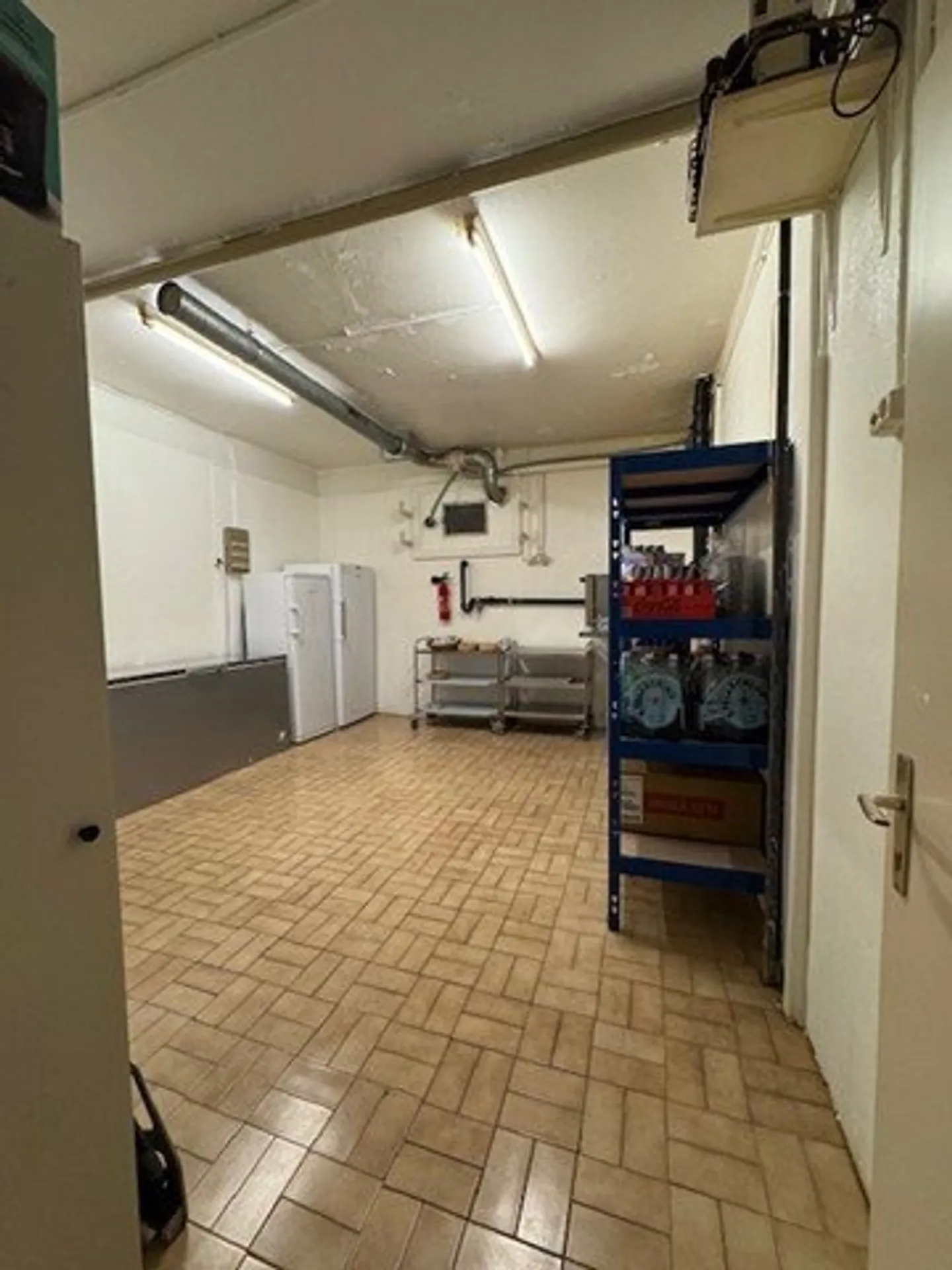 Mixed-use building for rent - Photo 2 of 8