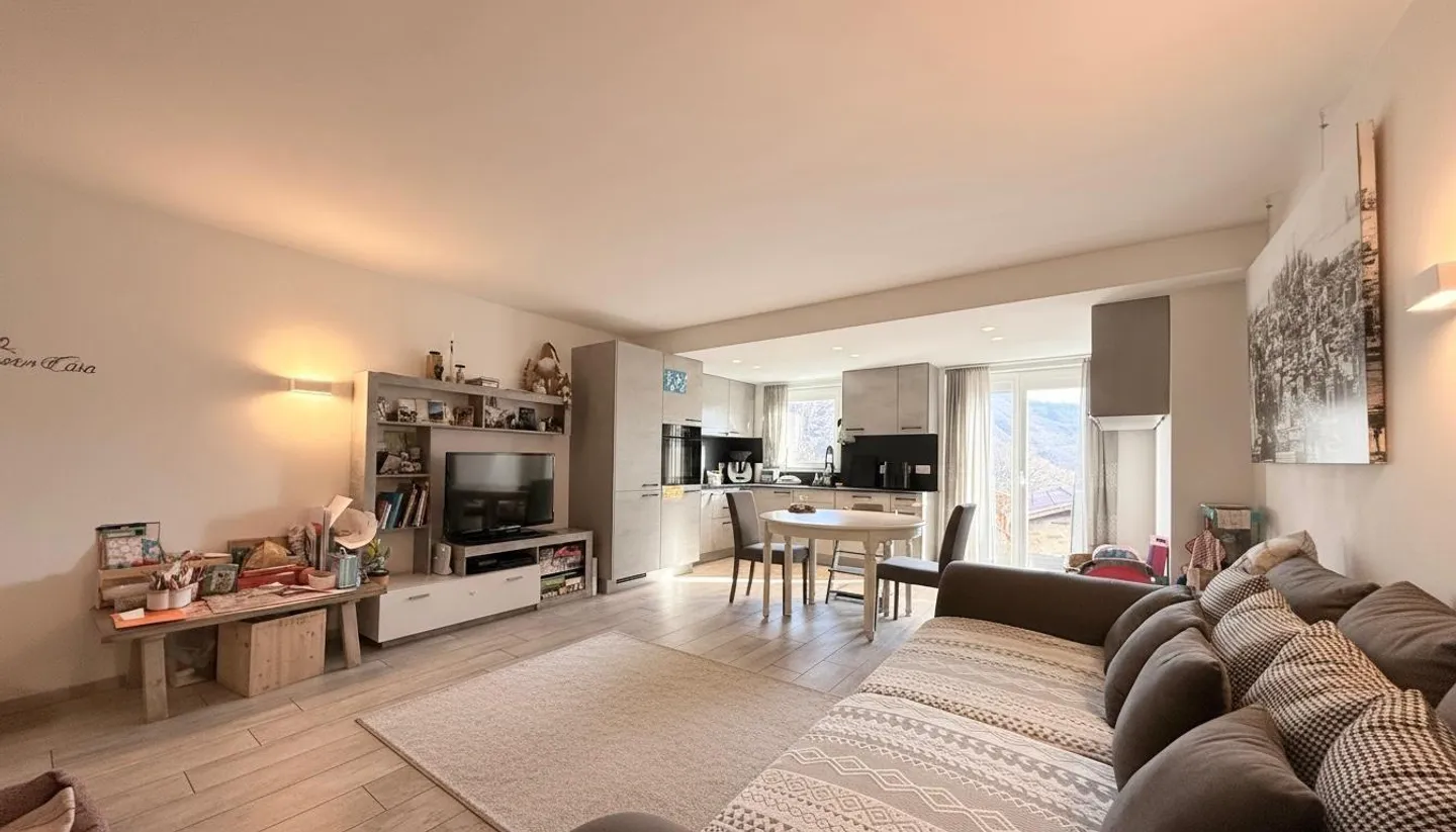 Renovated terraced house with 3.5 rooms, fireplace, balcony and more - Photo 1 of 11