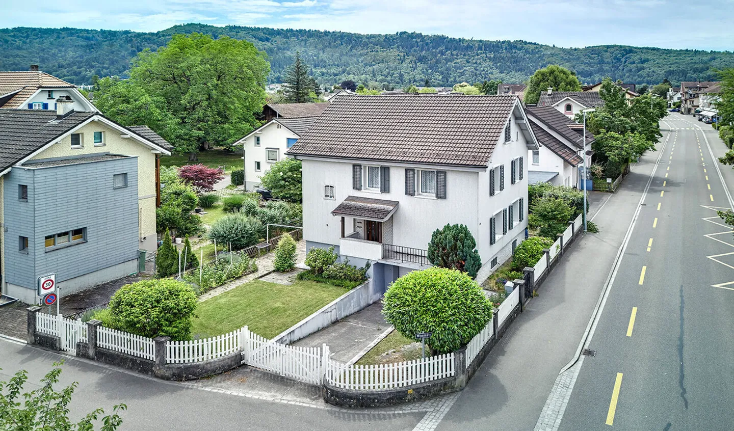Maison multigénérationnelle avec potentiel de développement dans un emplacement central - Photo 1 sur 8