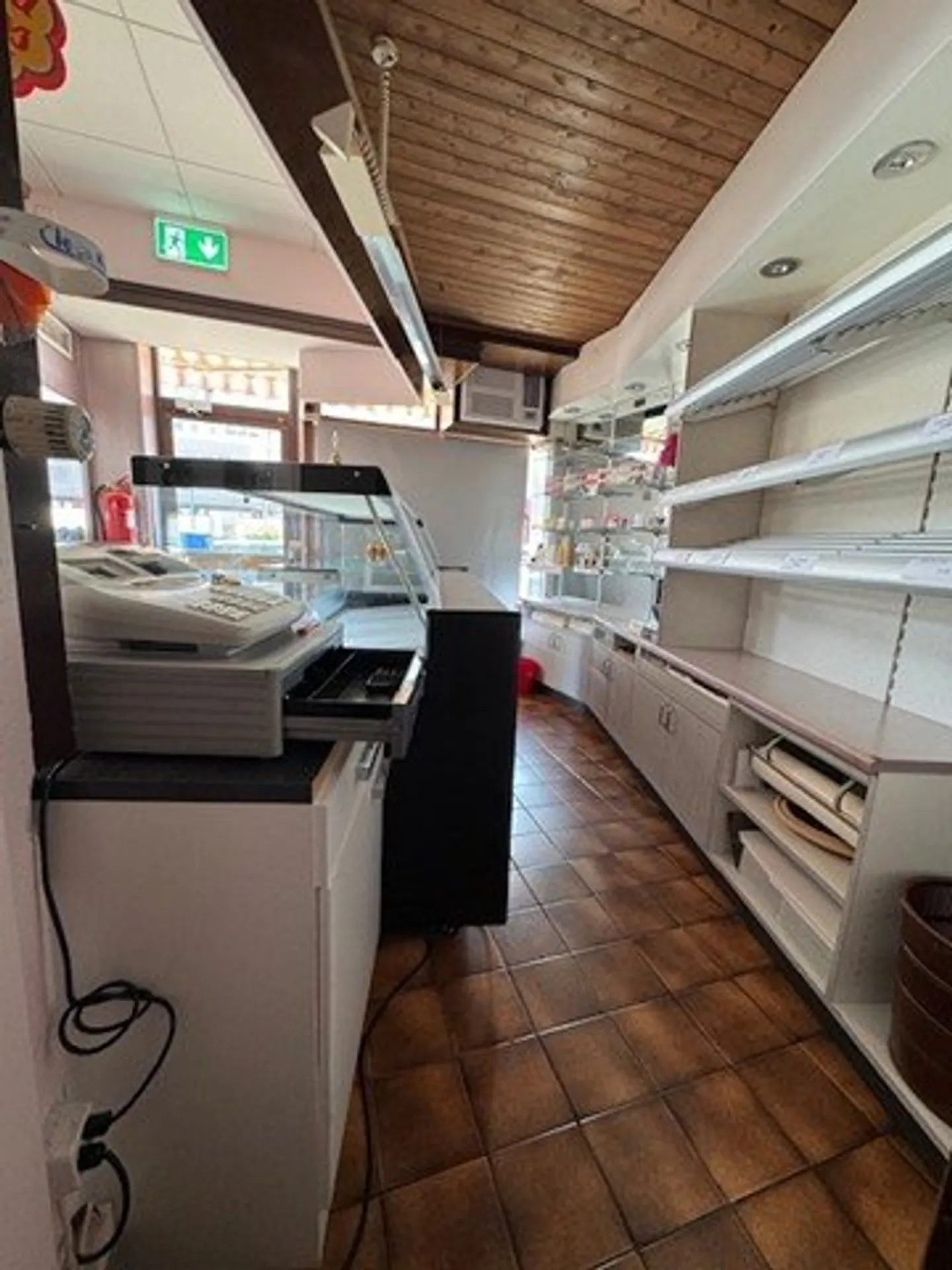 Mixed-use building for rent - Photo 3 of 8