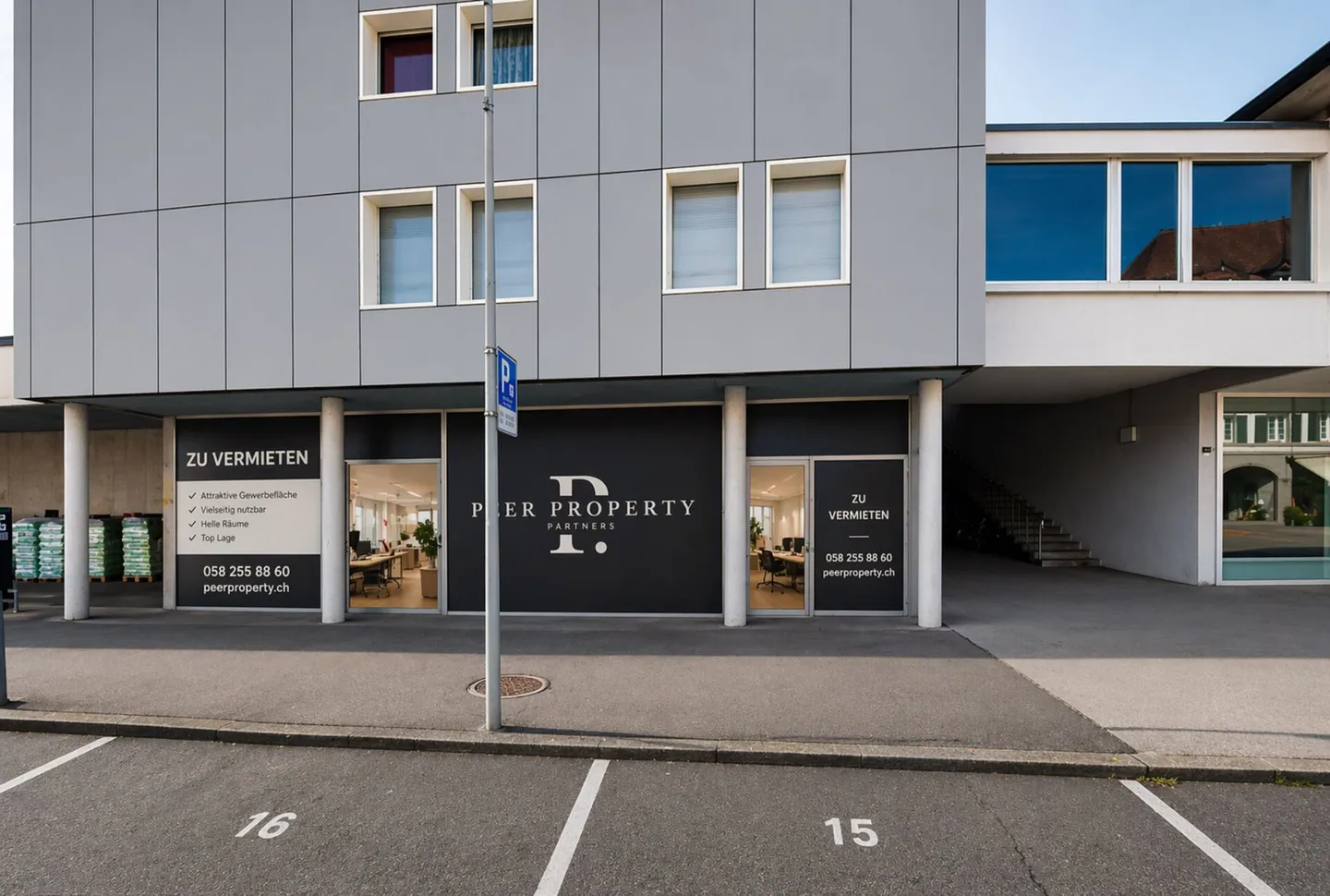 EMPLACEMENT DE CHOIX - VOTRE CHANCE POUR LE COMMERCE OU LE SERVICE - Photo 1 sur 4