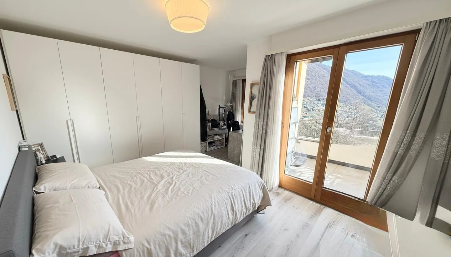 Renovated terraced house with 3.5 rooms, fireplace, balcony and more - Photo 2 of 11