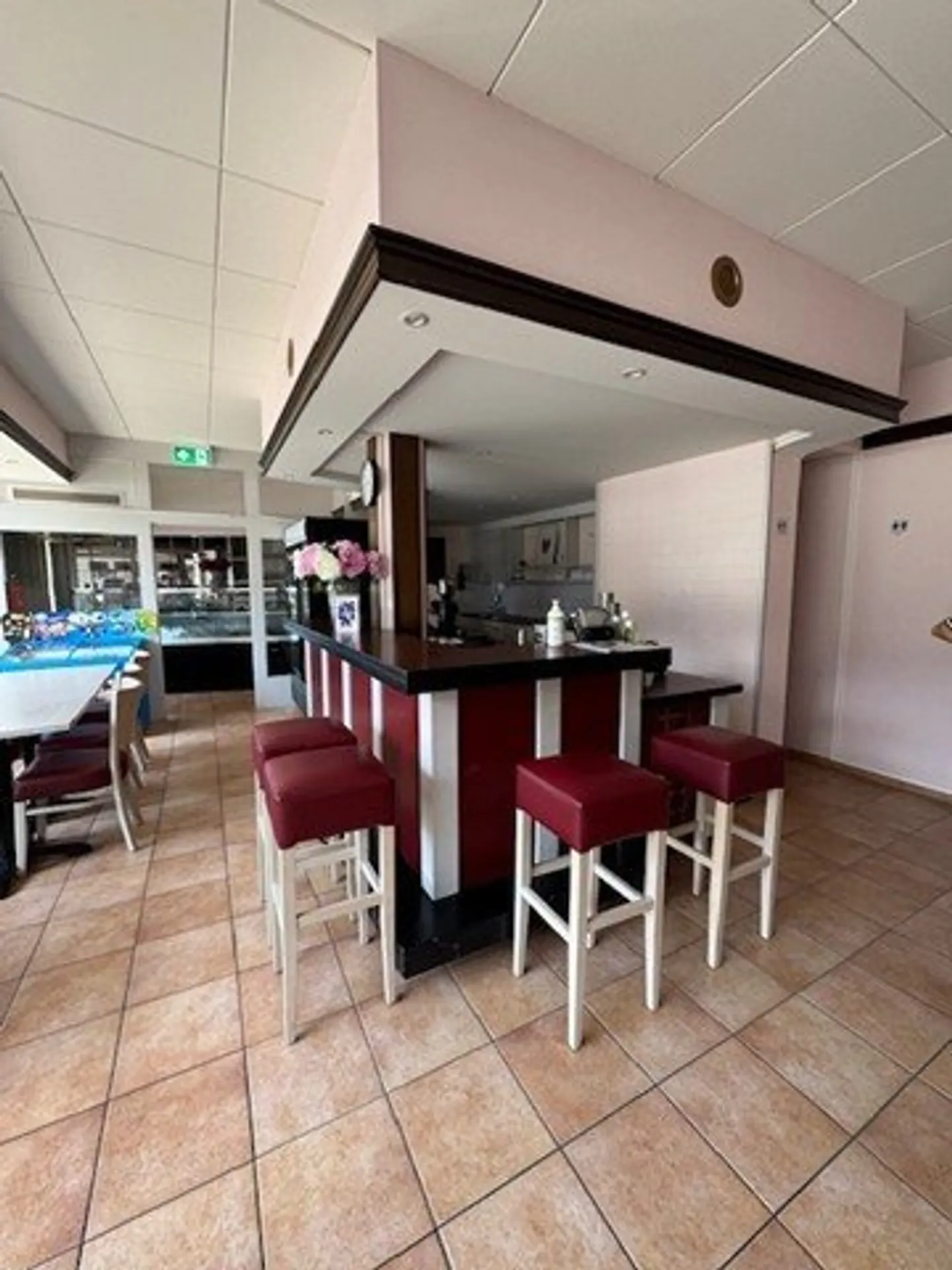 Mixed-use building for rent - Photo 4 of 8