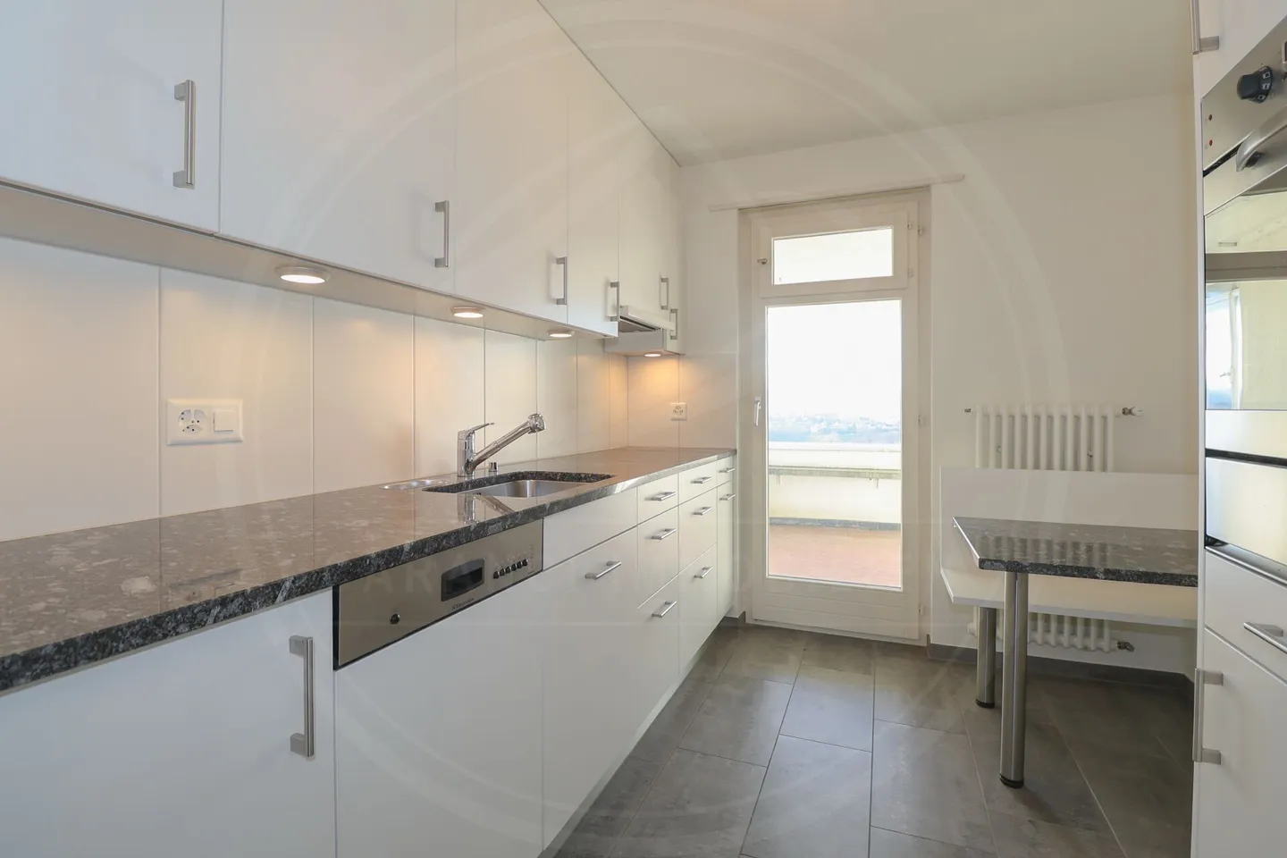 VENDUTO - Appartamento 4 locali al 3° piano con vista e piscina - Foto 4 di 11