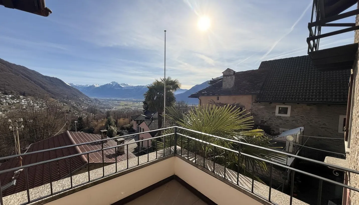 Renovated terraced house with 3.5 rooms, fireplace, balcony and more - Photo 3 of 11