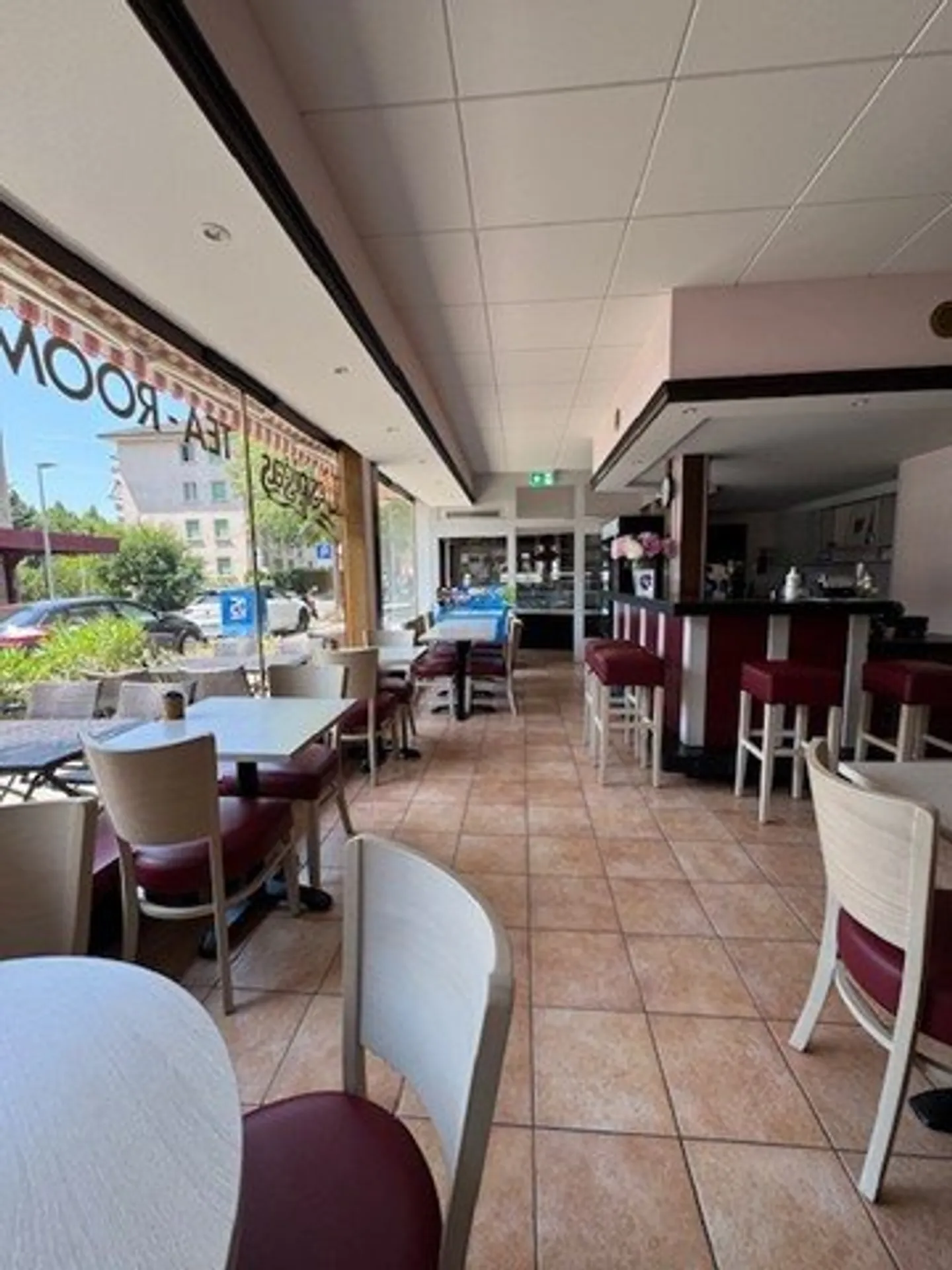 Mixed-use building for rent - Photo 7 of 8