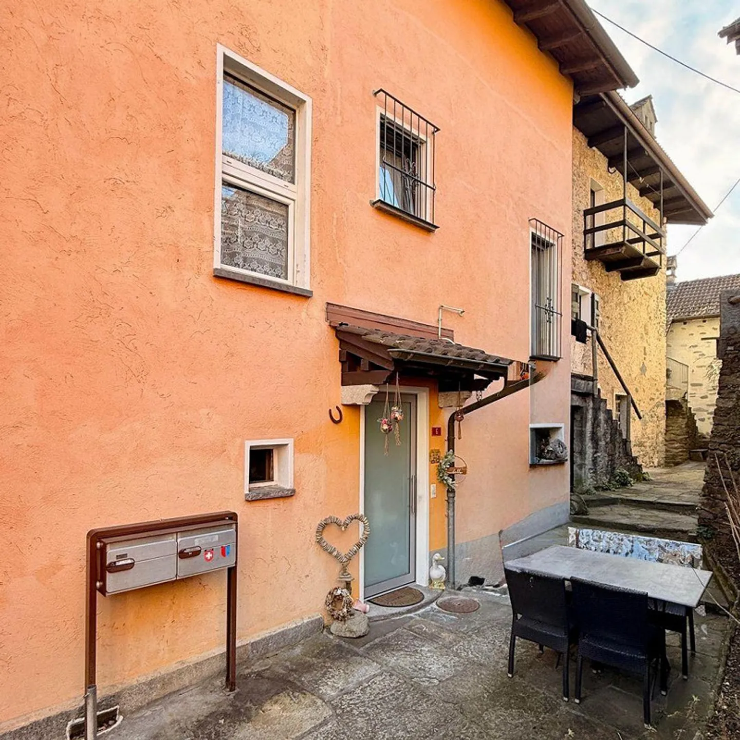 Renovated terraced house with 3.5 rooms, fireplace, balcony and more - Photo 9 of 11