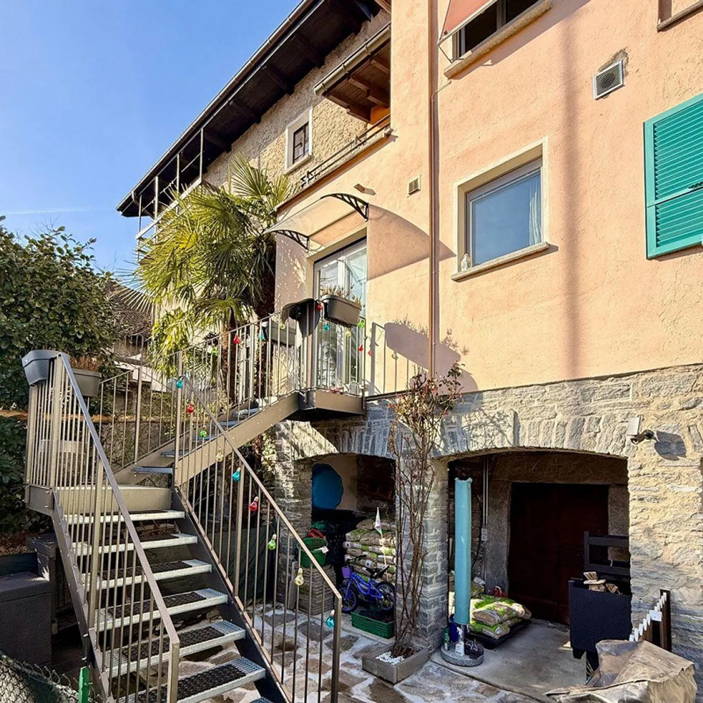 Renovated terraced house with 3.5 rooms, fireplace, balcony and more - Photo 10 of 11