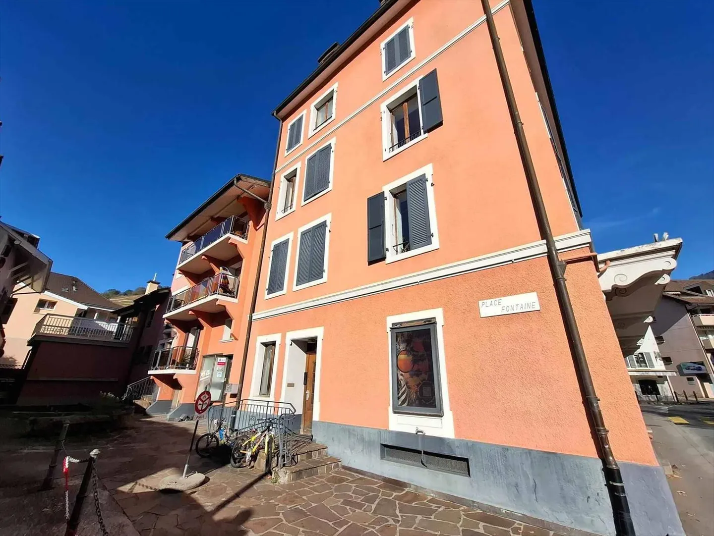 Gemischt genutztes Gebäude - Foto 2 von 2