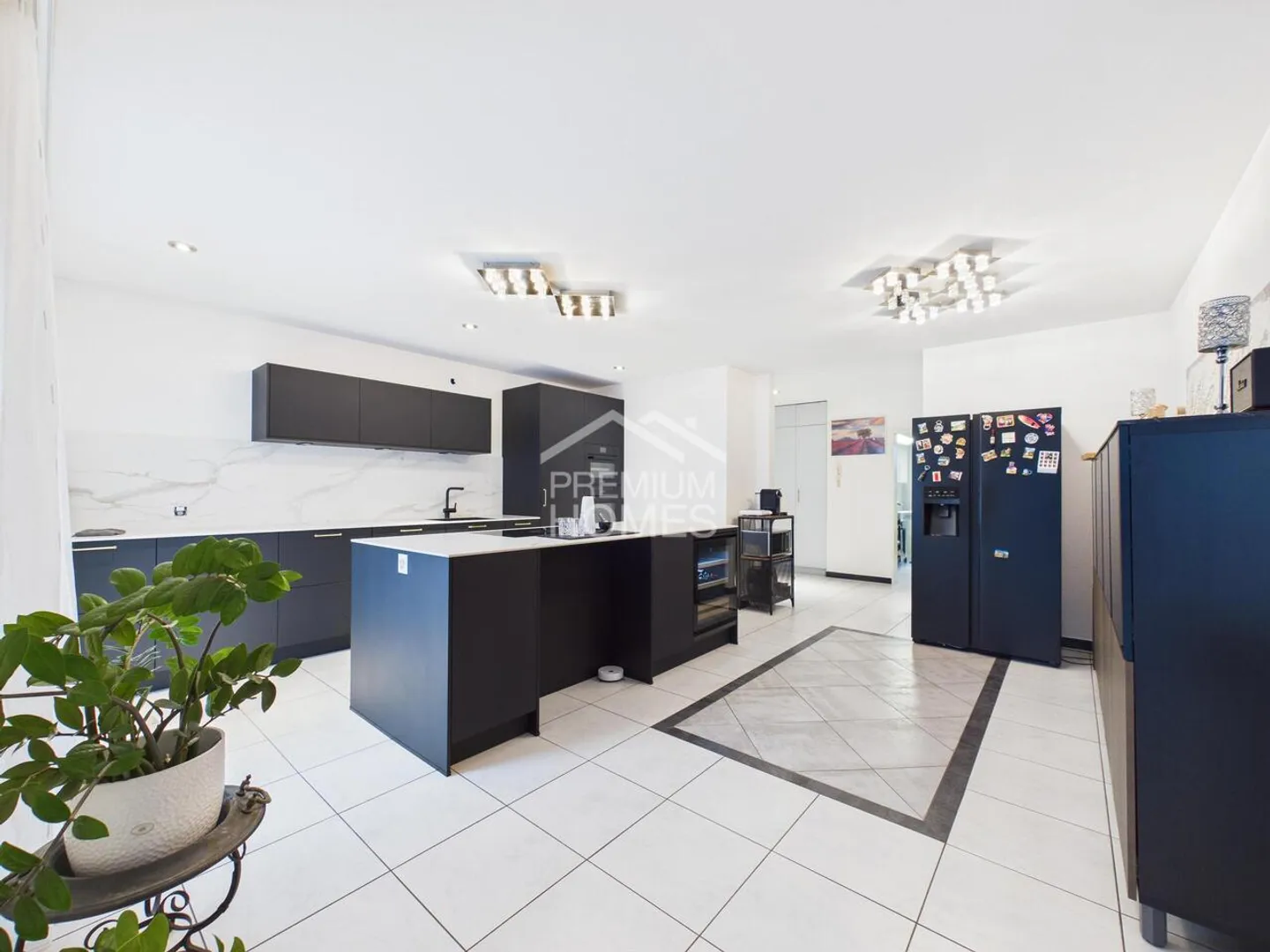 Moderno appartamento con giardino con isola cucina, cantina e molta luce - Foto 1 di 12