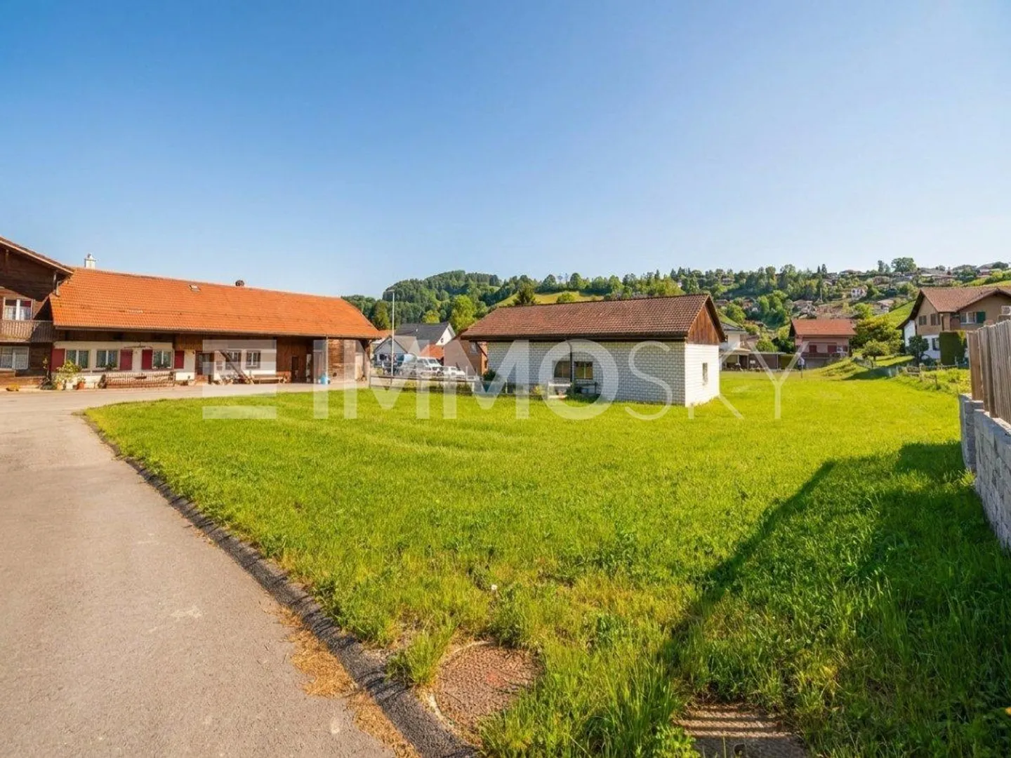 Grosszügiges Bauland mit vielseitigem Potenzial - Foto 2 von 4