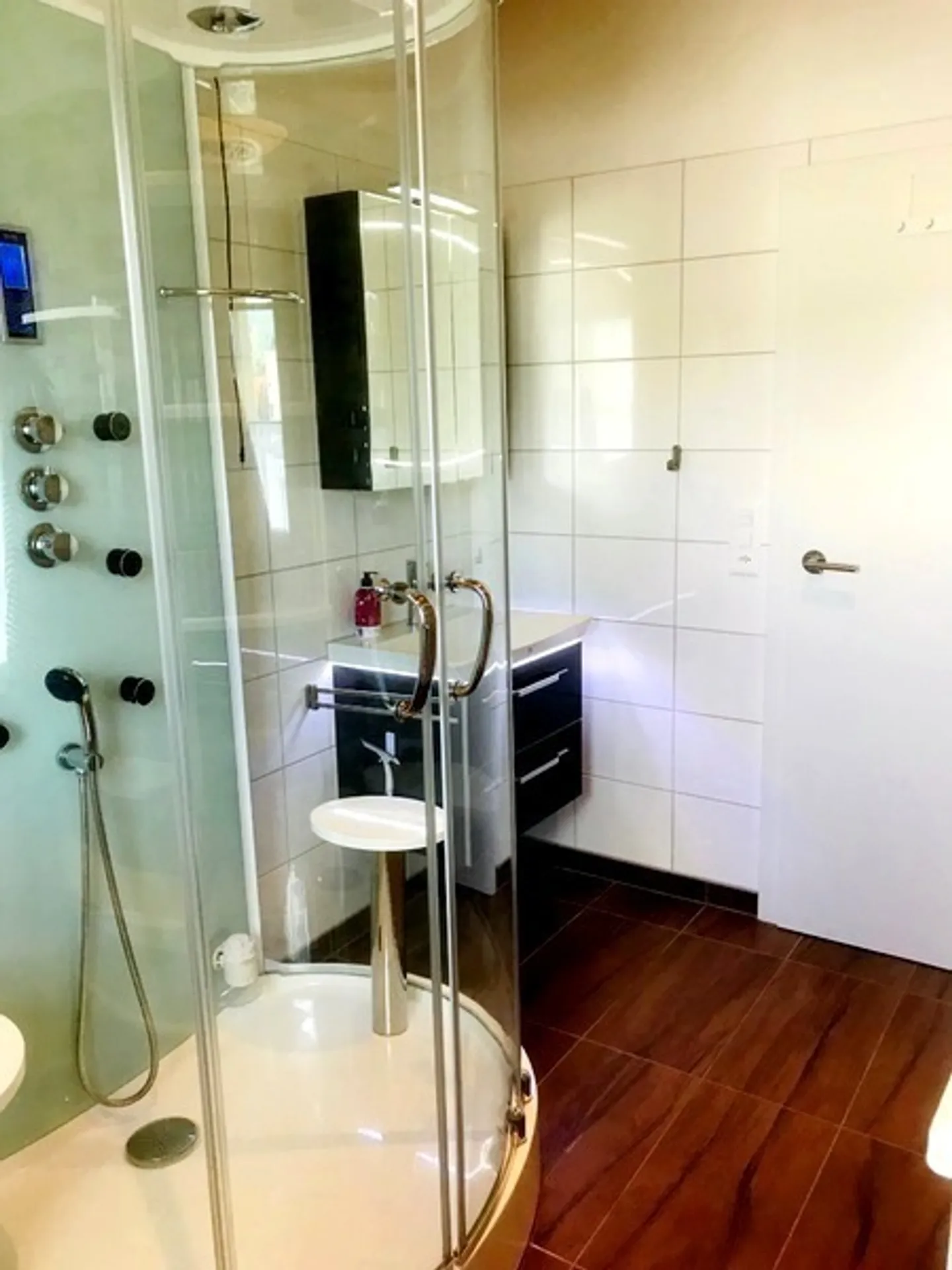 Stylish Apartment with Pool - Photo 4 of 9