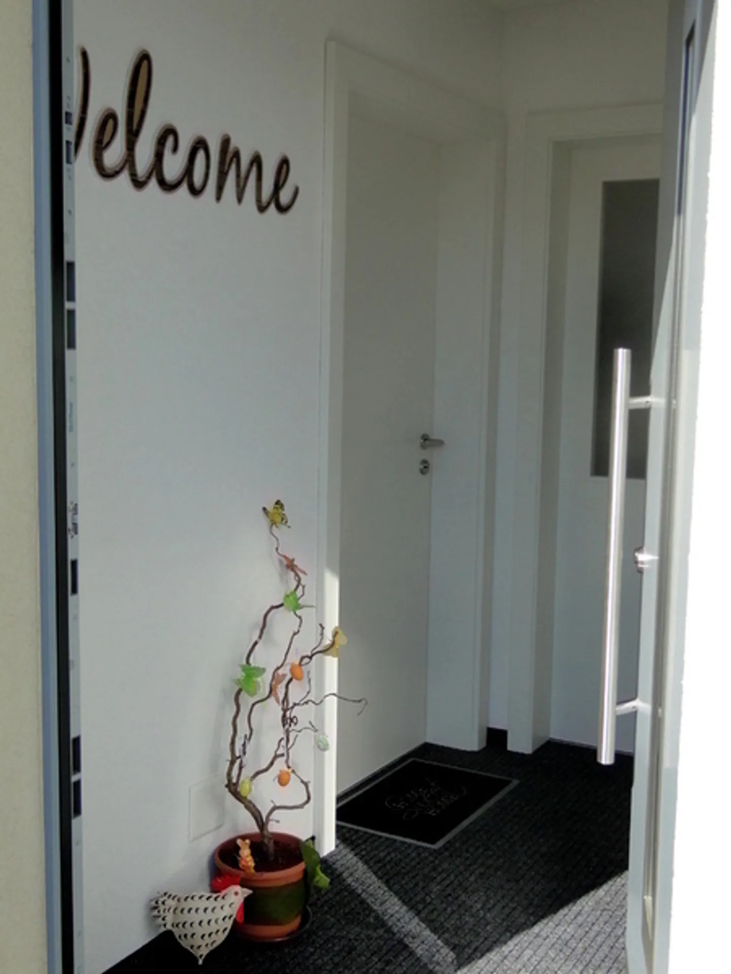 Stylish Apartment with Pool - Photo 7 of 9