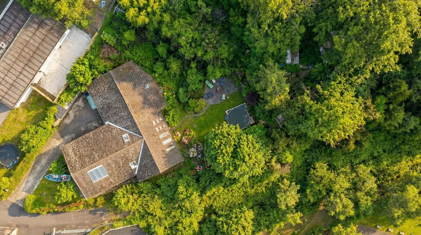 Maison individuelle située au calme avec beaucoup de potentiel - Photo 2 sur 9