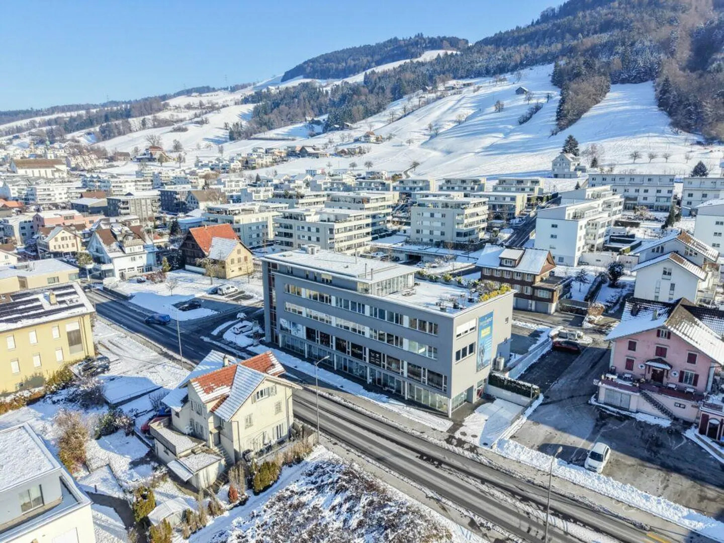 Vielseitiges Gewerbe gut vernetzt - Foto 1 von 9