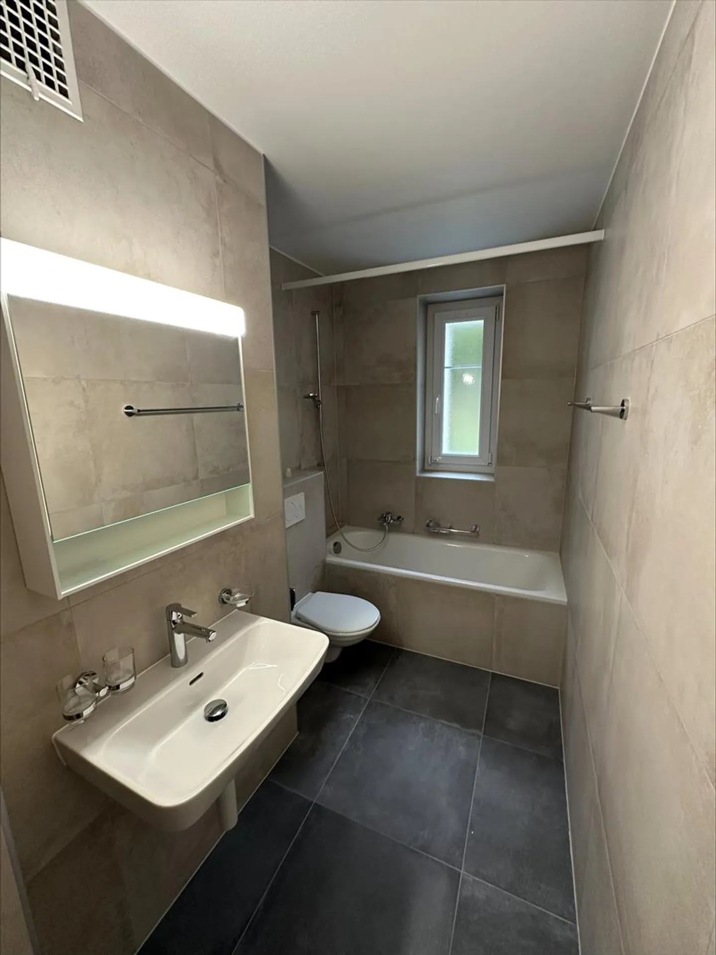 Bell'appartamento di 3,5 locali con balcone panoramico a Neuchâtel - Foto 7 di 9