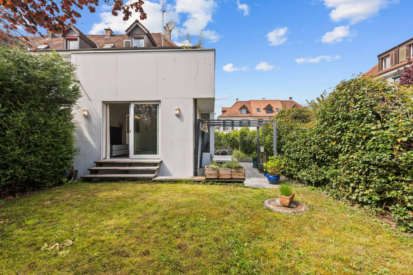 Family-friendly end-of-terrace house in a quiet & well-connected location - Photo 1 of 11