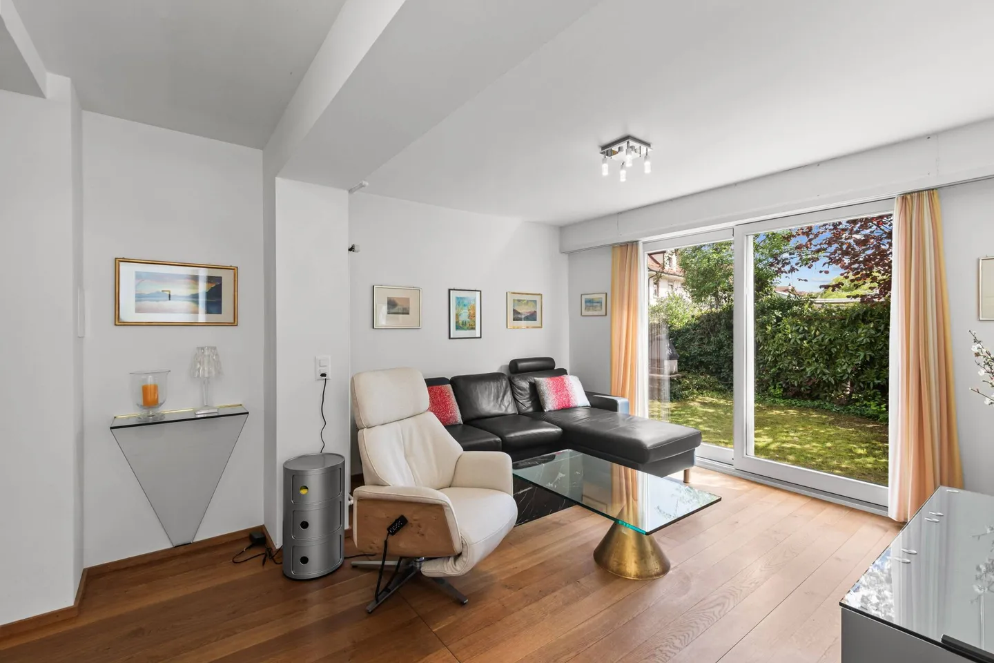 Family-friendly end-of-terrace house in a quiet & well-connected location - Photo 3 of 11