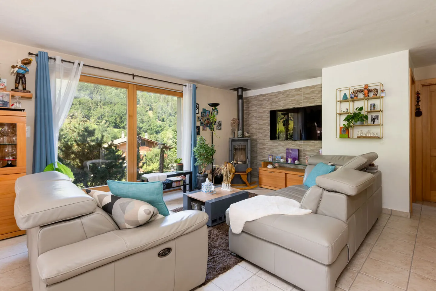 Chalet with Stunning Views - Photo 3 of 13