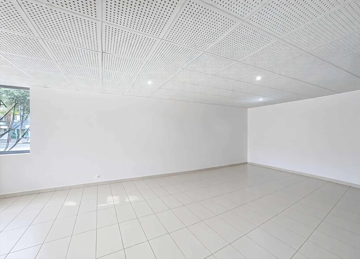 Beautiful commercial property - 1 min walk from the casino - Photo 7 of 11