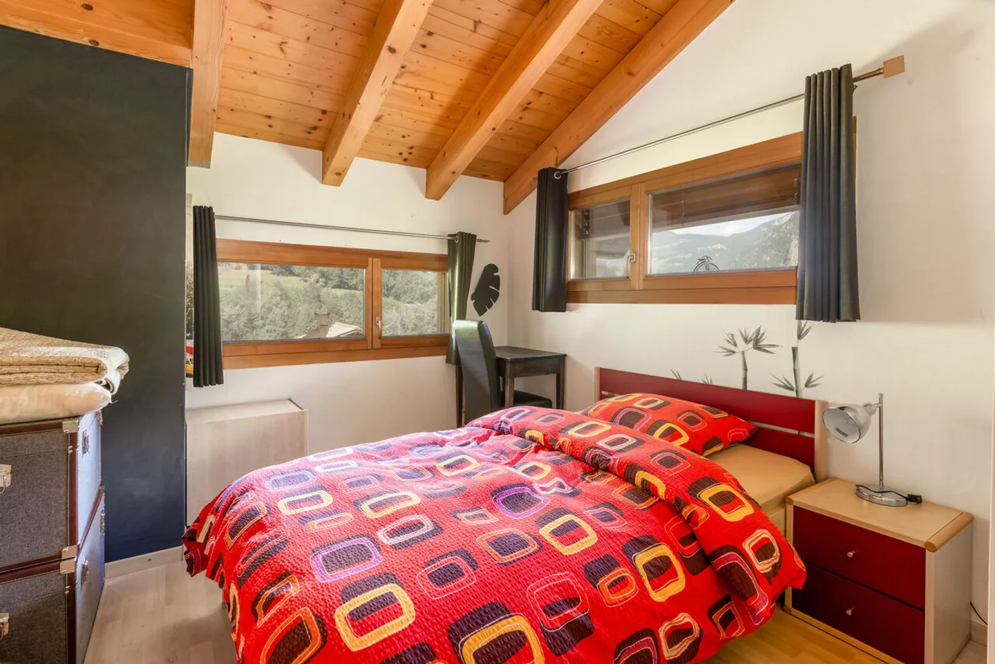 Chalet with Stunning Views - Photo 9 of 13