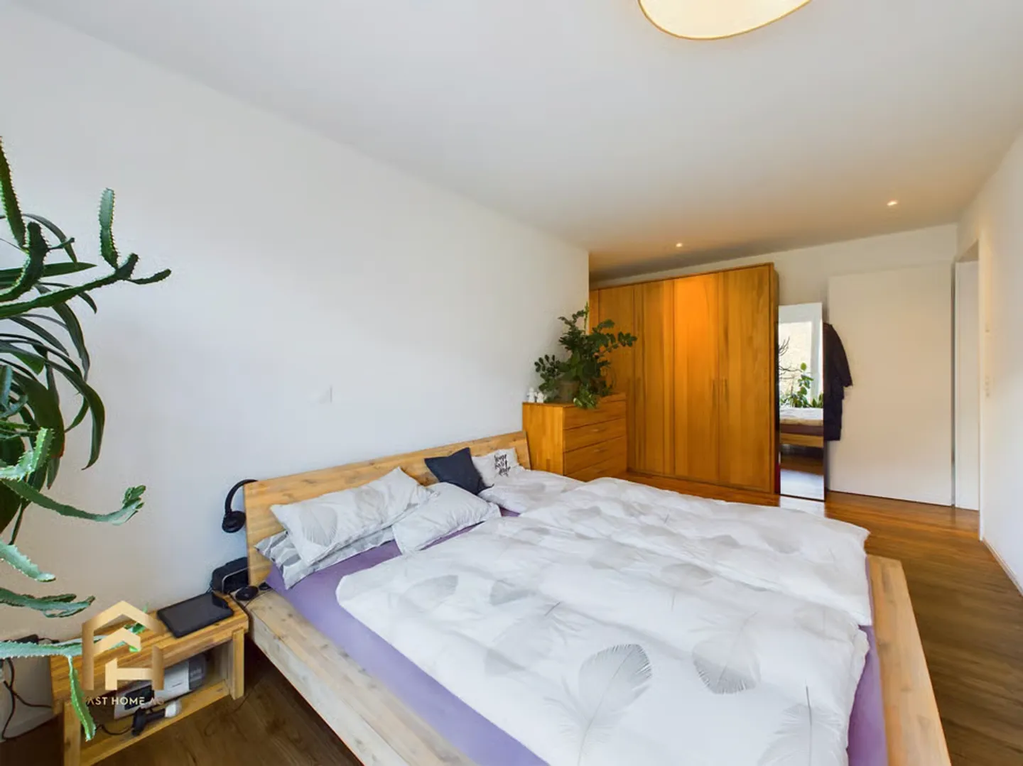Modern Apartment with Stunning Views - Photo 4 of 13