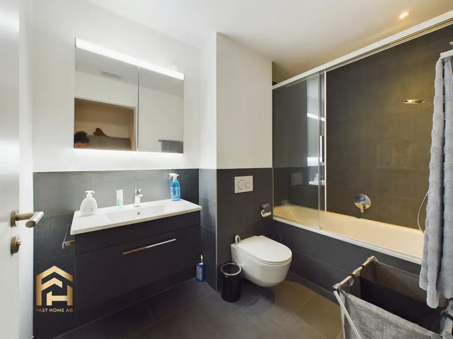 Modern Apartment with Stunning Views - Photo 7 of 13