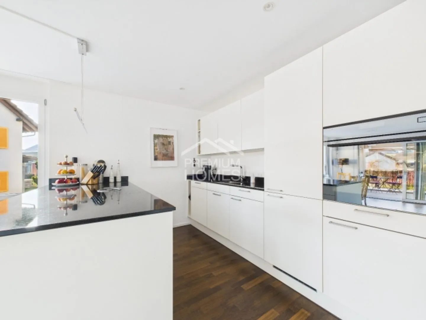 Modern Apartment with Balcony - Photo 4 of 5