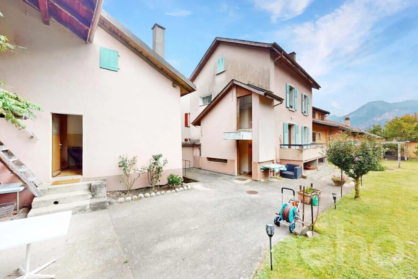 Ensemble immobilier à Collonges: maison et studios! - Photo 1 sur 12