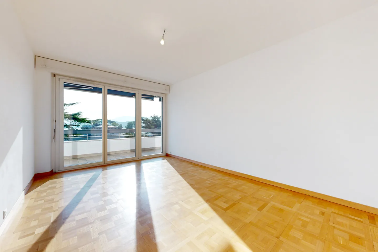Beautiful apartment near Cornavin train station - Photo 3 of 9