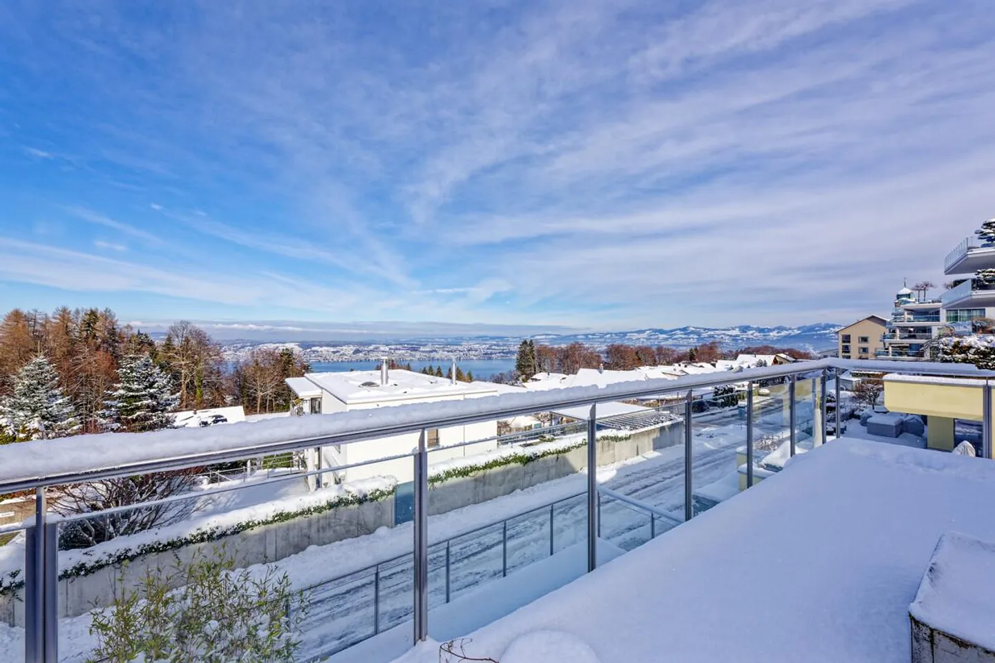 Feusisberg: Living above Lake Zurich with a panorama - Photo 1 of 5